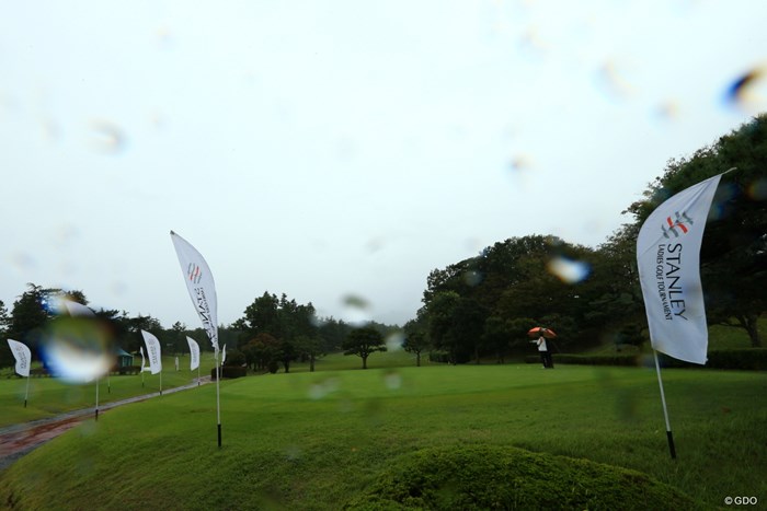 一組だけ雨風に負けず練習 2020年 スタンレーレディスゴルフトーナメント 2日目 パッティンググリーン