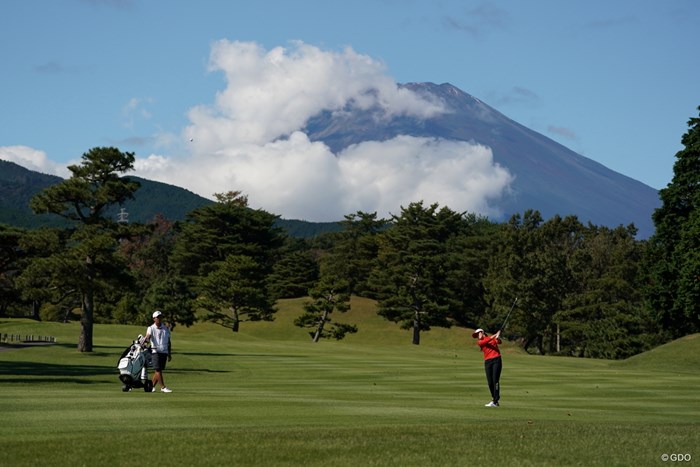 富士山バックにセカンドショット 2020年 スタンレーレディスゴルフトーナメント 最終日 稲見萌寧