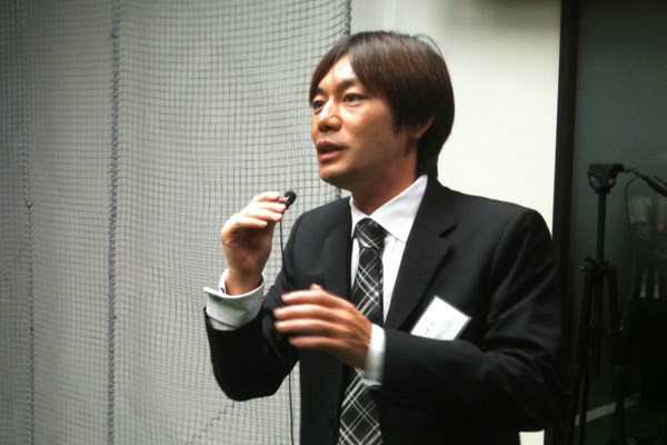 「六本木アカデミー」のプロデューサーである内藤雄士氏が挨拶