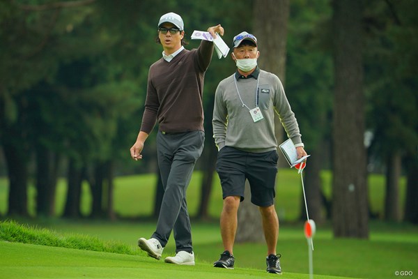 2020年 日本オープンゴルフ選手権競技 事前 石川遼 グリーン周りを入念にチェック。