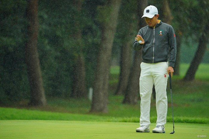 突然の雨。 2020年 日本オープンゴルフ選手権競技 初日 金谷拓実