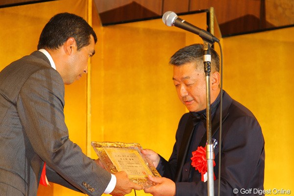 2010年 ゴルフダイジェスト アワード 佐久間馨氏 レッスン・オブ・ザ・イヤーを受賞した佐久間馨氏