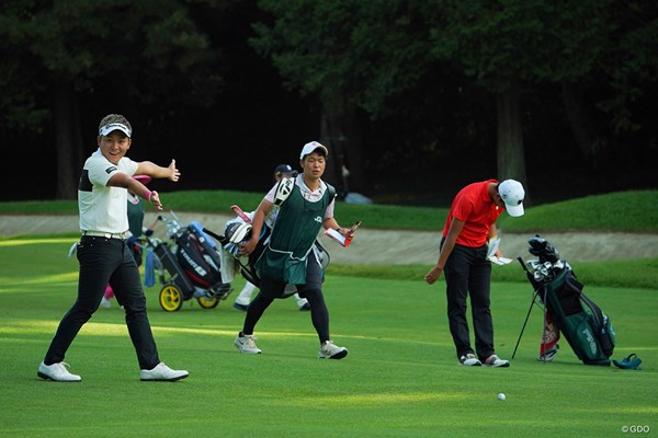 2020年 日本オープンゴルフ選手権競技 2日目 池村寛世 杉原大河 杉原くんにドライバーの飛距離で勝って大喜びの池村プロと、ガッカリうなだれる杉原くんでした。