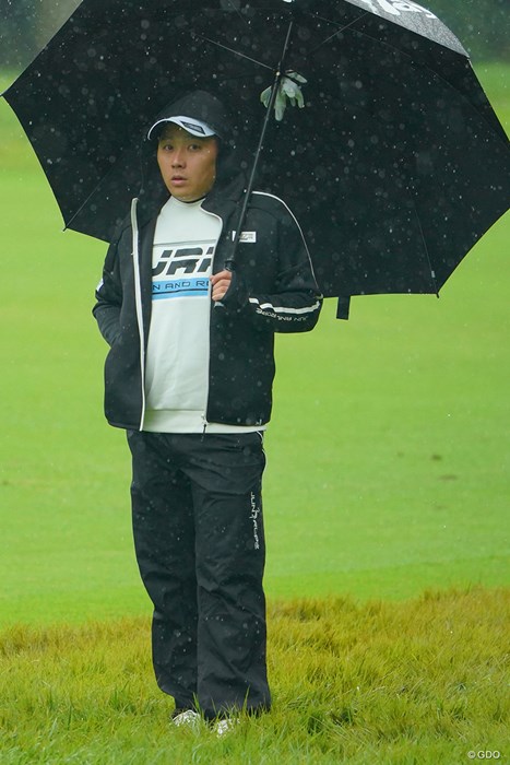 寒い雨の中、置いていかれた子供みたいになってますけど。 2020年 日本オープンゴルフ選手権競技 3日目 池村寛世