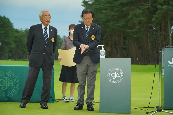 何を渡すにも消毒してから。 2020年 日本オープンゴルフ選手権競技 4日目 表彰式