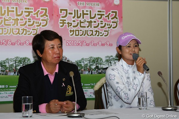 2010年 ワールドレディスチャンピオンシップ サロンパスカップ視察会 樋口久子LPGA会長と諸見里しのぶ 記者会見に出席した樋口久子LPGA会長と諸見里しのぶ。諸見里は大会連覇を狙う