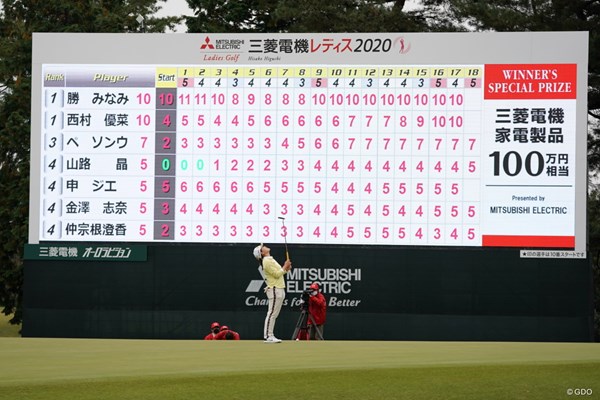 2020年 樋口久子 三菱電機レディスゴルフトーナメント 3日目 勝みなみ 最終18番でバーディパットを外し、勝みなみは天を仰いだ。優勝副賞の家電100万円分も手のひらからするりとこぼれ落ちた