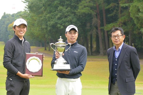 2020年 柏オープンゴルフ選手権 ローアマチュアの安部高秀（左）と優勝した上野晃紀（中央）、大会会長の薬師寺広さん