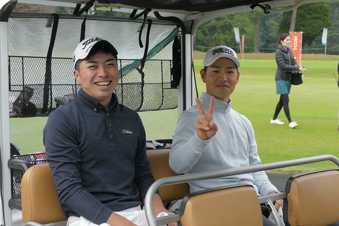 プレーオフ前でも笑顔の上野晃紀(左)と金田直之(右) 2020年 柏オープンゴルフ選手権