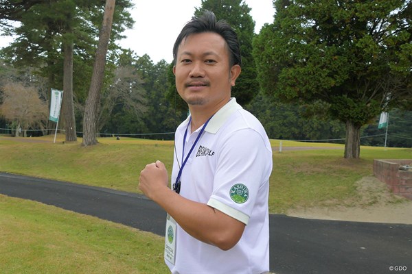 2020年 柏オープンゴルフ選手権 大会の公式ロゴ付きシャツを着用するゼネラルマネージャーの薬師寺輝さん