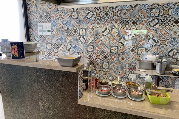 2020年 アフロディーテ ヒルズ キプロスオープン 事前 アフロディーテヒルズリゾート レストランのパスタコーナー。壁紙の凝ったデザインがトルコやギリシャ、中東の文化を醸し出していて…