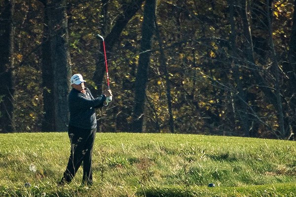 バイデン氏「当確」が一斉に速報された際、トランプ氏はゴルフをプレー中だった(Al Drago/Getty Images)