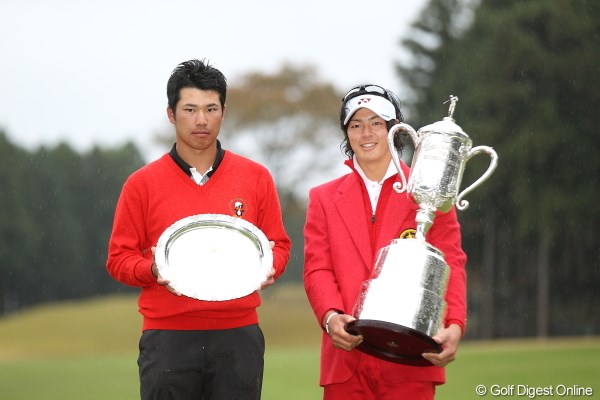 石川遼（右）が2年ぶりに優勝。当時アマチュアの松山英樹と記念撮影