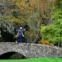 いつもとは違う風景の13番ネルソンブリッジを歩くマキロイら（提供：Augusta National Golf Club） 2021年 マスターズ 事前 ロリー・マキロイ ダスティン・ジョンソン フィル・ミケルソン