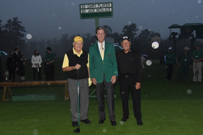 2020年のオナラリースターターを努めたジャック・ニクラスとゲーリー・プレーヤー。中央はチェアマンのフレッド・リドリー（提供：Augusta-National-Golf-Club） 2021年 マスターズ 初日 オナラリースタート