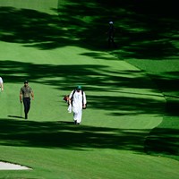 ディフェンディングチャンピオンのタイガー・ウッズは、昨年全米アマを制したアンディ・オグルトゥリーとのペア（提供：Augusta-National-Golf-Club） 2021年 マスターズ 初日 タイガー・ウッズ