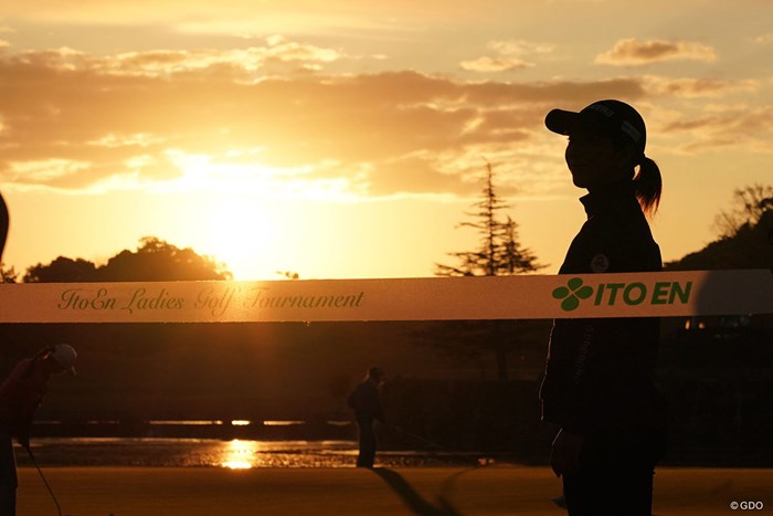 朝日が登りパットの練習をする選手達 2020年 伊藤園レディスゴルフトーナメント 初日 朝