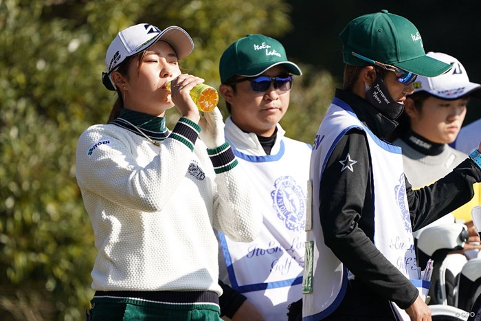 あまりの暑さにお茶を飲む 2020年 伊藤園レディスゴルフトーナメント 初日 大里桃子