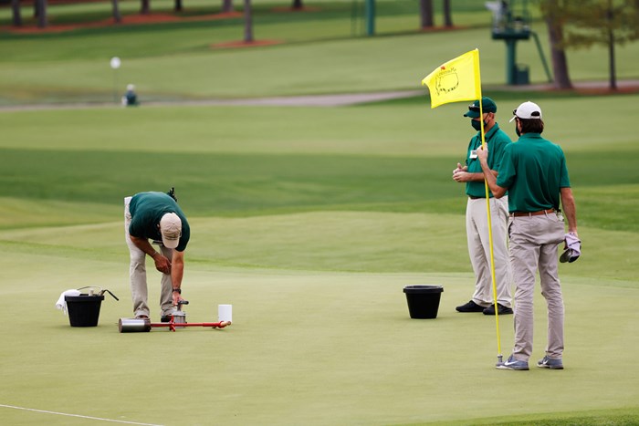 第1ラウンドと第2ラウンドの間にカップ位置を変える作業（提供：Augusta National Golf Club） 2021年 マスターズ 2日目 グリーンキーパー