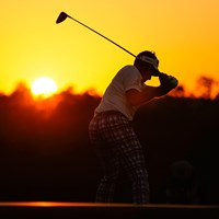 日没が迫る中、10番をティオフするイアン・ポールター（提供：Augusta National Golf Club） 2021年 マスターズ 2日目 イアン・ポールター