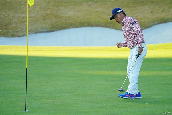 最終18番でガッツポーズ。片山晋呉はバーディフィニッシュに笑顔