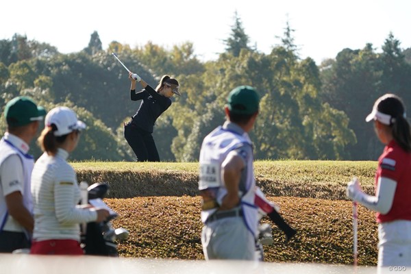 2020年 伊藤園レディスゴルフトーナメント 最終日 上田桃子 上田桃子のショットを見る選手達