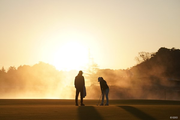 2020年 伊藤園レディスゴルフトーナメント 最終日 小祝さくら 朝日が登りパットの練習をする