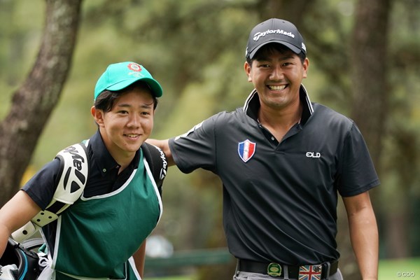 笑顔を見せる石坂友宏（右）。キャディは大学の後輩、鈴木遊大選手