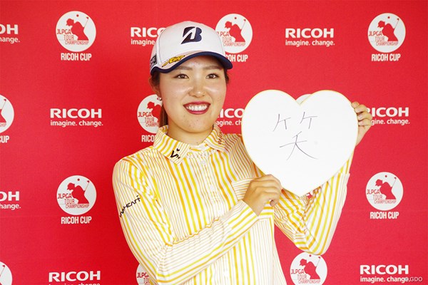 2020年 LPGAツアーチャンピオンシップリコーカップ 事前 古江彩佳 20歳らしい大人っぽくも可愛らしい笑顔でニッコリと