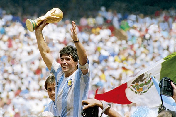 「神の子」と呼ばれたサッカーのディエゴ・マラドーナ氏（写真は1986年のサッカーワールドカップ）（Bob Thomas Sports Photography via Getty Images）