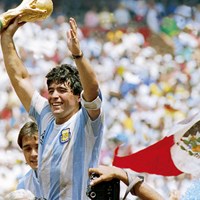 「神の子」と呼ばれたサッカーのディエゴ・マラドーナ氏（写真は1986年のサッカーワールドカップ）（Bob Thomas Sports Photography via Getty Images） ディエゴ・マラドーナ