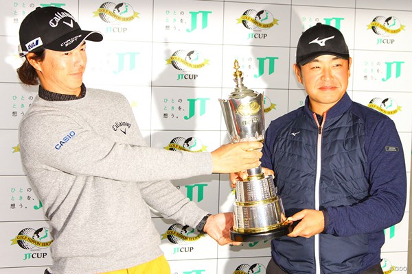 2020年 ゴルフ日本シリーズJTカップ 事前 石川遼 時松隆光 石川遼（左）は時松隆光とフォトセッション。選手会長職のバトンは引き継いだけど、優勝カップは渡さない？