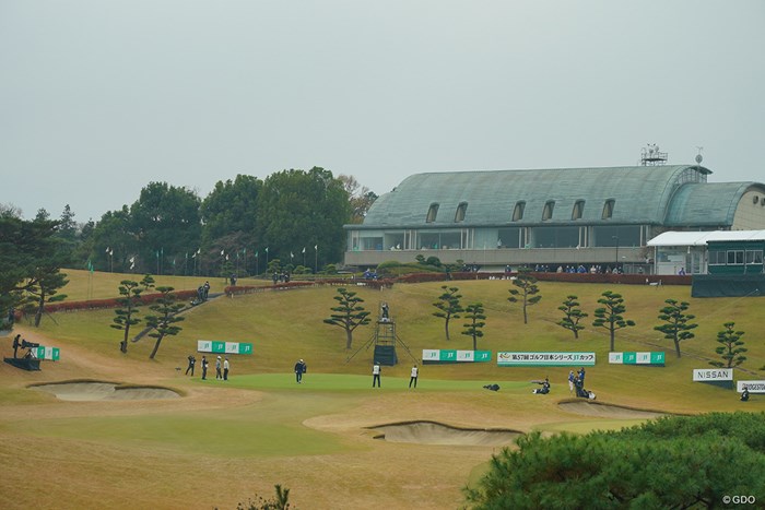 いつもなら多くのギャラリーに囲まれる18番グリーンもご覧の通り。 2020年 ゴルフ日本シリーズJTカップ 初日 東京よみうりカントリークラブ18番ホール