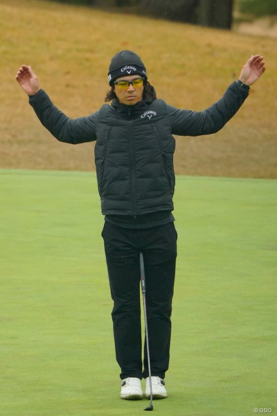 2020年 ゴルフ日本シリーズJTカップ 3日目 石川遼 寒いのでストレッチ。