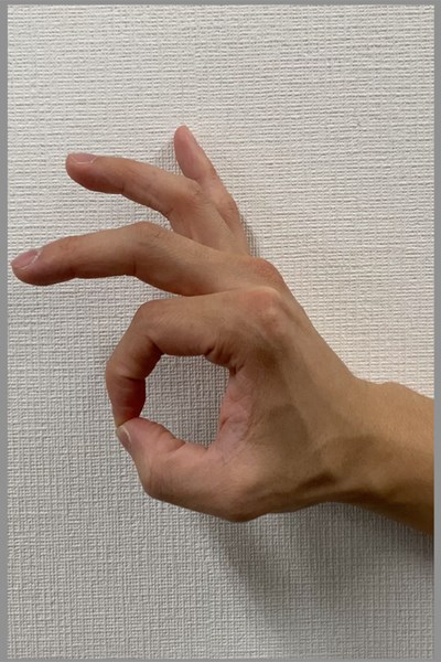 テーピング：親指編 対立運動（提供：ケアくる）