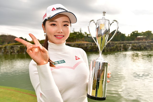 2020年 JLPGA新人戦 加賀電子カップ 最終日 セキ・ユウティン 優勝トロフィーを持つセキ・ユウティン。新人戦を制した（提供：JLPGA）