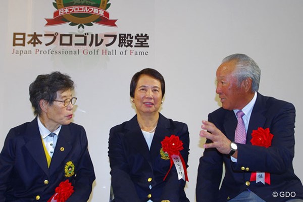 日本プロゴルフ殿堂の第2回顕彰式典で受賞(左から)二瓶綾子、樋口久子、青木功