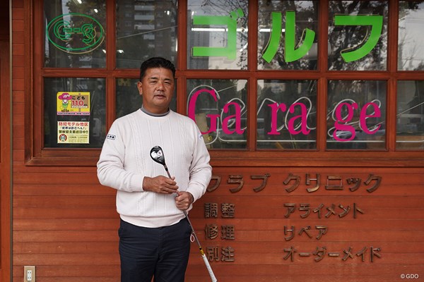 寺西が2014年から通う大阪市の工房・ゴルフギャレーヂで。日本プロゴルフ協会会長の倉本昌弘も通っているとか