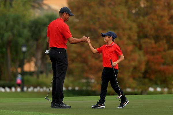 おそろいの赤黒の勝負服で父子共演したタイガーとチャーリー君（Mike Ehrmann/Getty Images）