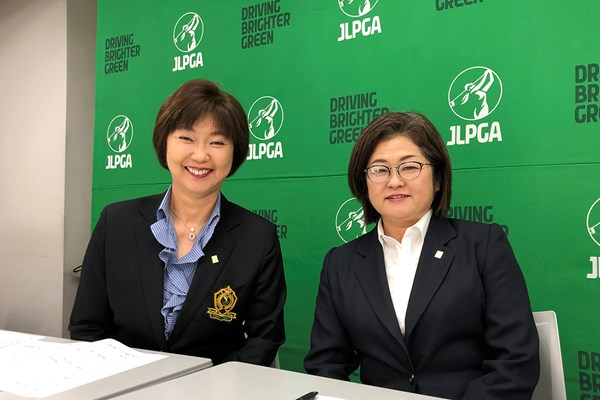 リモートによる会見を行った小林浩美JLPGA会長（左）と原田香里・同副会長（※日本女子プロゴルフ協会提供）