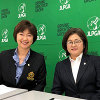 リモートによる会見を行った小林浩美JLPGA会長（左）と原田香里・同副会長（※日本女子プロゴルフ協会提供） 2020年 小林浩美JLPGA会長 原田香里・同副会長