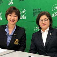 リモートによる会見を行った小林浩美JLPGA会長（左）と原田香里・同副会長（※日本女子プロゴルフ協会提供） 2020年 小林浩美JLPGA会長 原田香里・同副会長