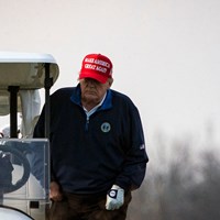 昨年12月、米バージニア州トランプ・ナショナルGCでゴルフをするトランプ大統領（Al Drago/Getty Images） ドナルド・トランプ米大統領