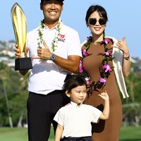 家族と優勝を喜ぶケビン・ナ 2021年 ソニーオープンinハワイ 最終日 ケビン・ナ