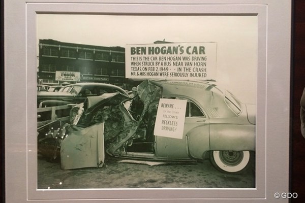 2014年 クラウンプラザインビテーショナル 事前 車 テキサス州のコロニアルCCには1949年の交通事故で大破したベン・ホーガン夫妻の乗った車の写真が飾ってある