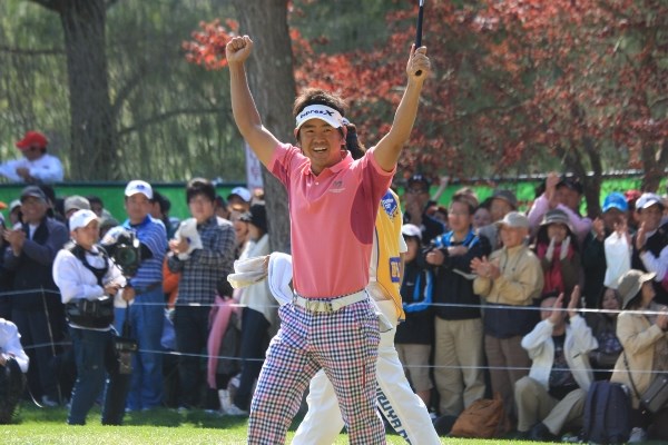 2010年 プレーヤーズラウンジ 藤田寛之 40歳を迎え、ゴルフに対する情熱は増す一方。熱い男、藤田寛之は元気いっぱいです！