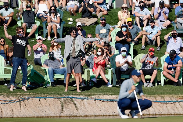 2021年 ウェイストマネジメント フェニックスオープン 3日目 ジョーダン・スピース 興奮して池に飛び込もうとするギャラリーも(Christian Petersen/Getty Images)