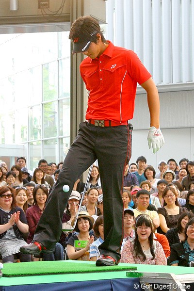 2010年 ファン感謝イベント 石川遼 アプローチ対決では、石川遼が股抜きリフティングも披露