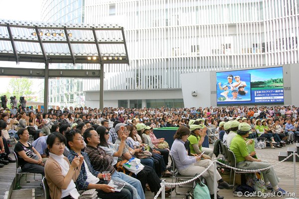 2010年 ファン感謝イベント 2,700人の大ギャラリー