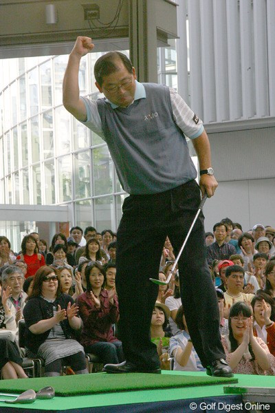 2010年 復帰の時期を明かした中嶋常幸 この日はファン交流イベントに参加した中嶋常幸。元気な姿をファンの前で披露した